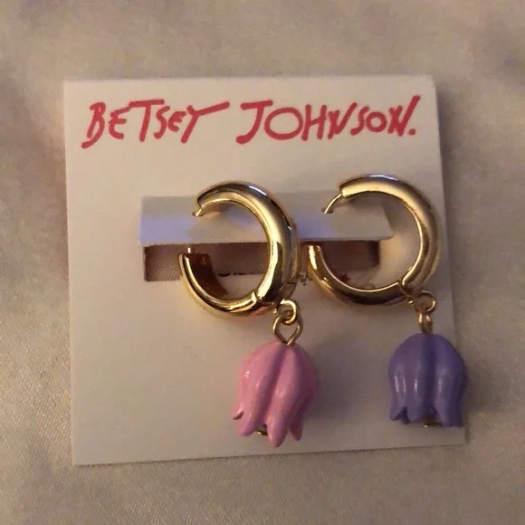Betsey Johnson Gold Tone Huggie Hoop Earrings Mismatched Tulip Charm NWT - Picture 11 of 13